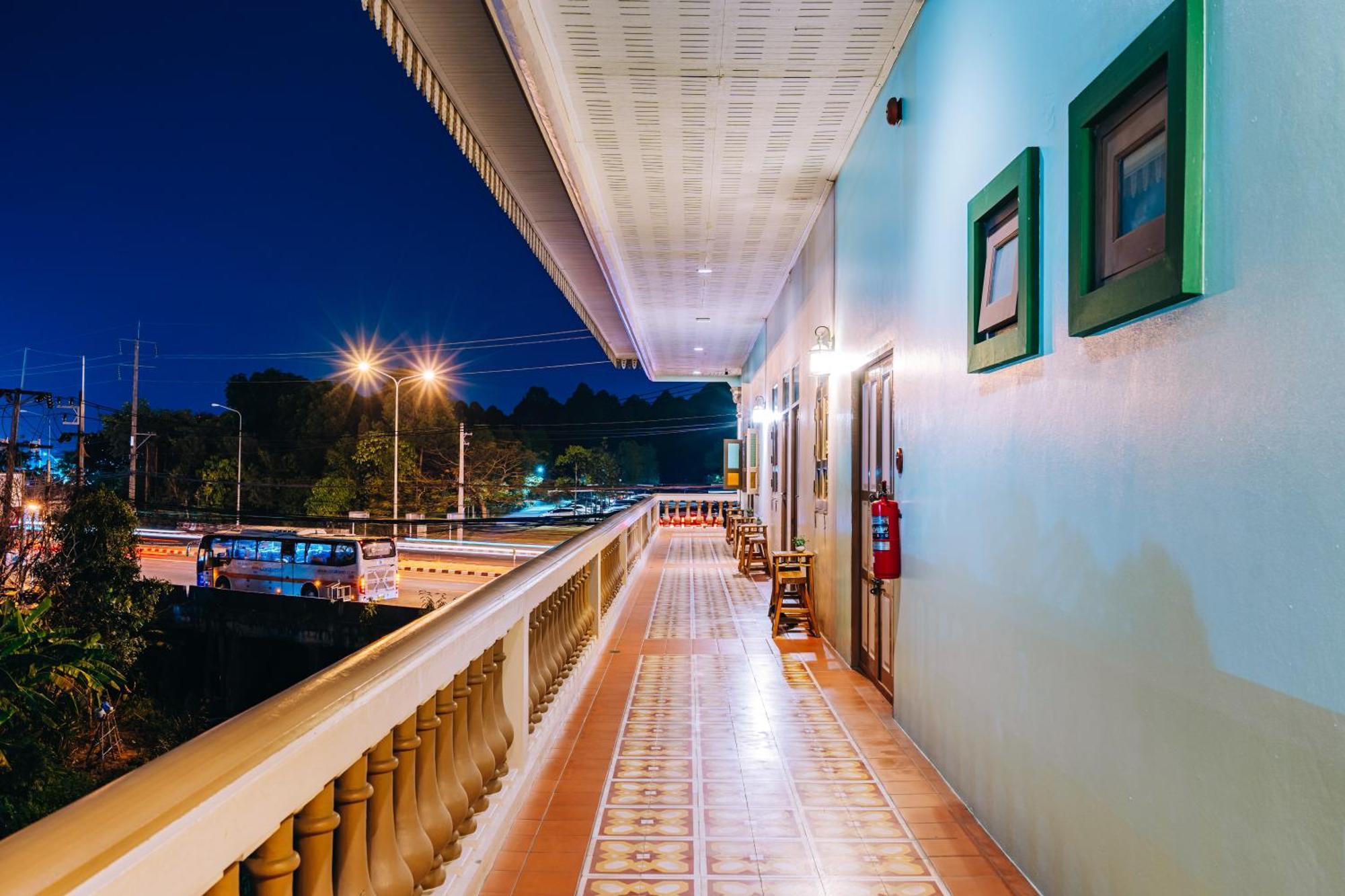 O'Nya Phuket Hotel Екстер'єр фото
