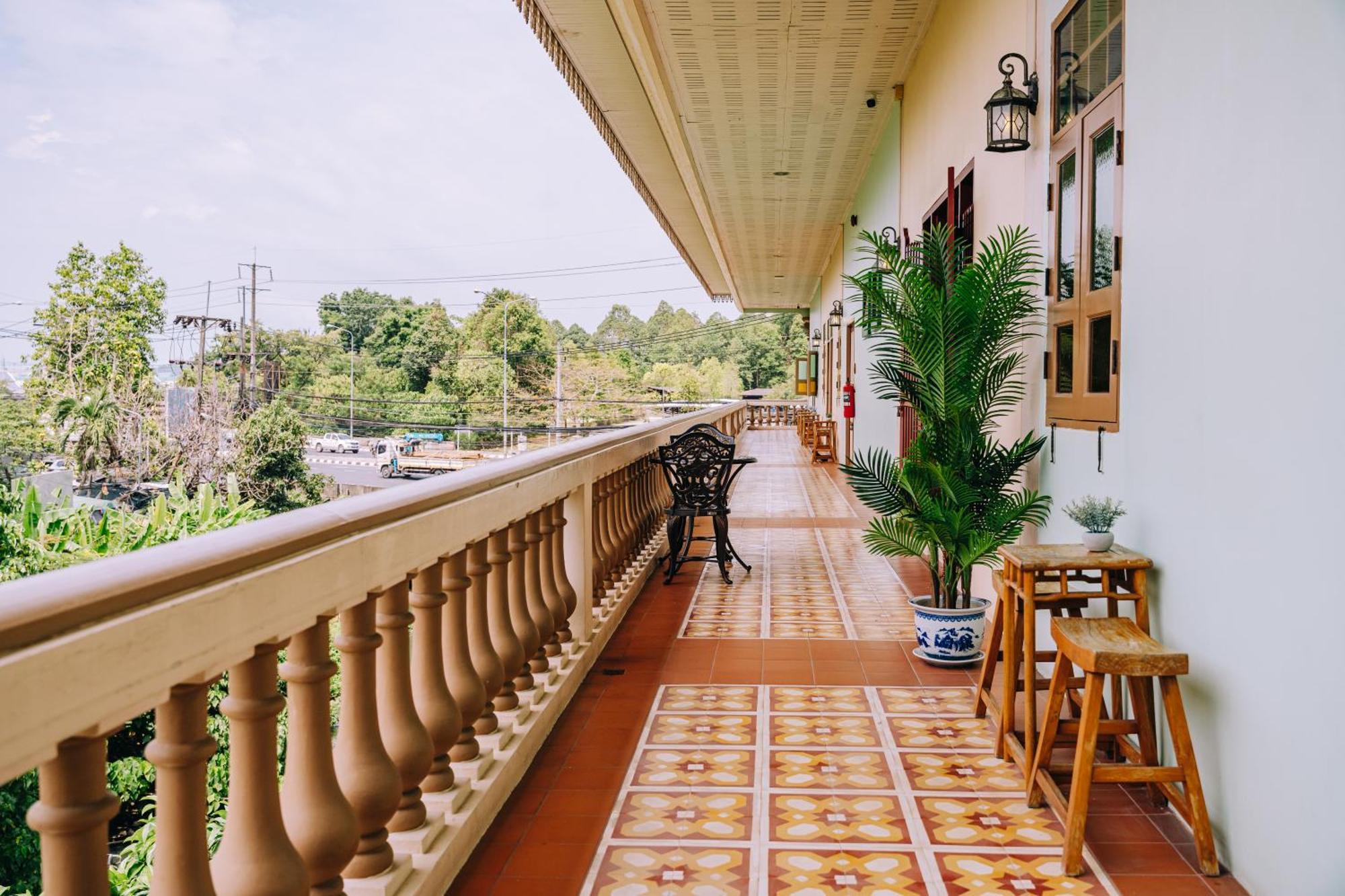 O'Nya Phuket Hotel Екстер'єр фото