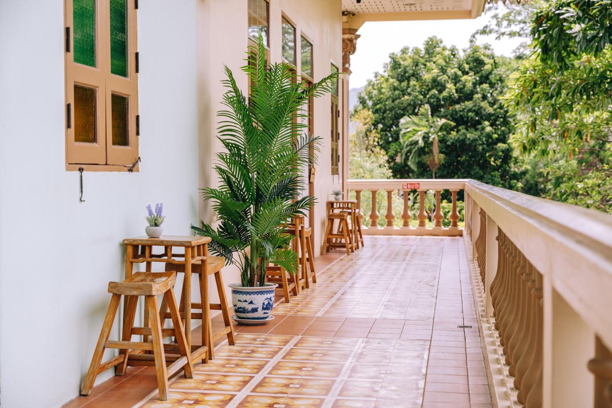 O'Nya Phuket Hotel Екстер'єр фото